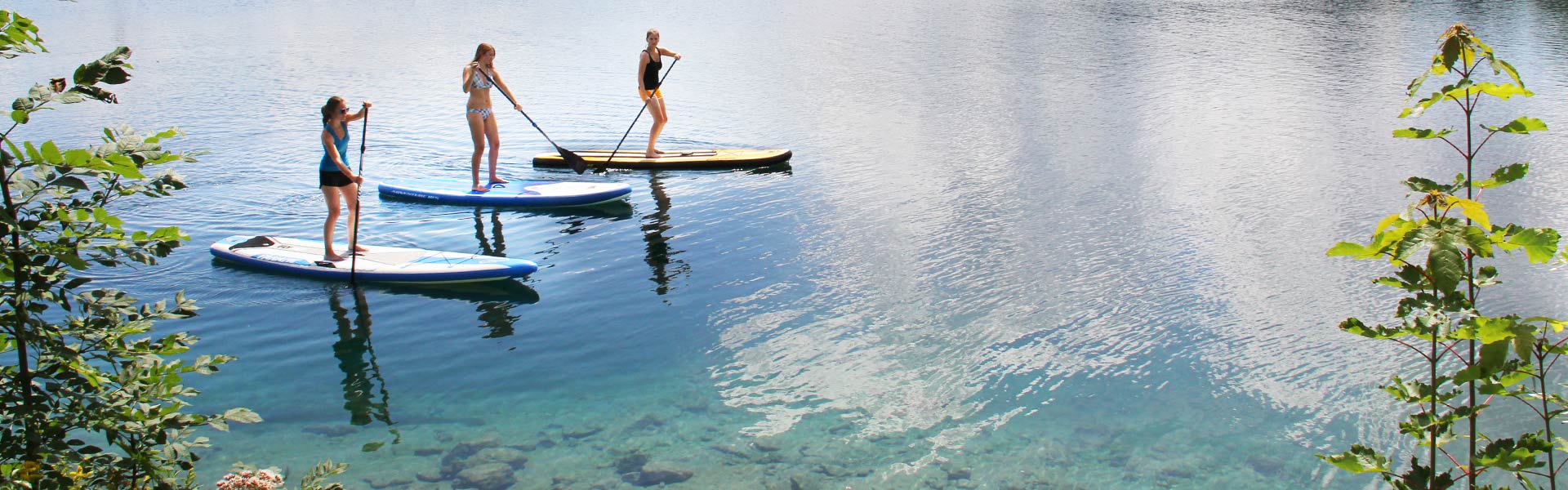 SUP Allgäu auf den Allgäuer Seen geht es zum Stand up paddling mit Leichtigkeit auf so einer Art Surfbrett stehen und paddeln wie damals die alten Indianer